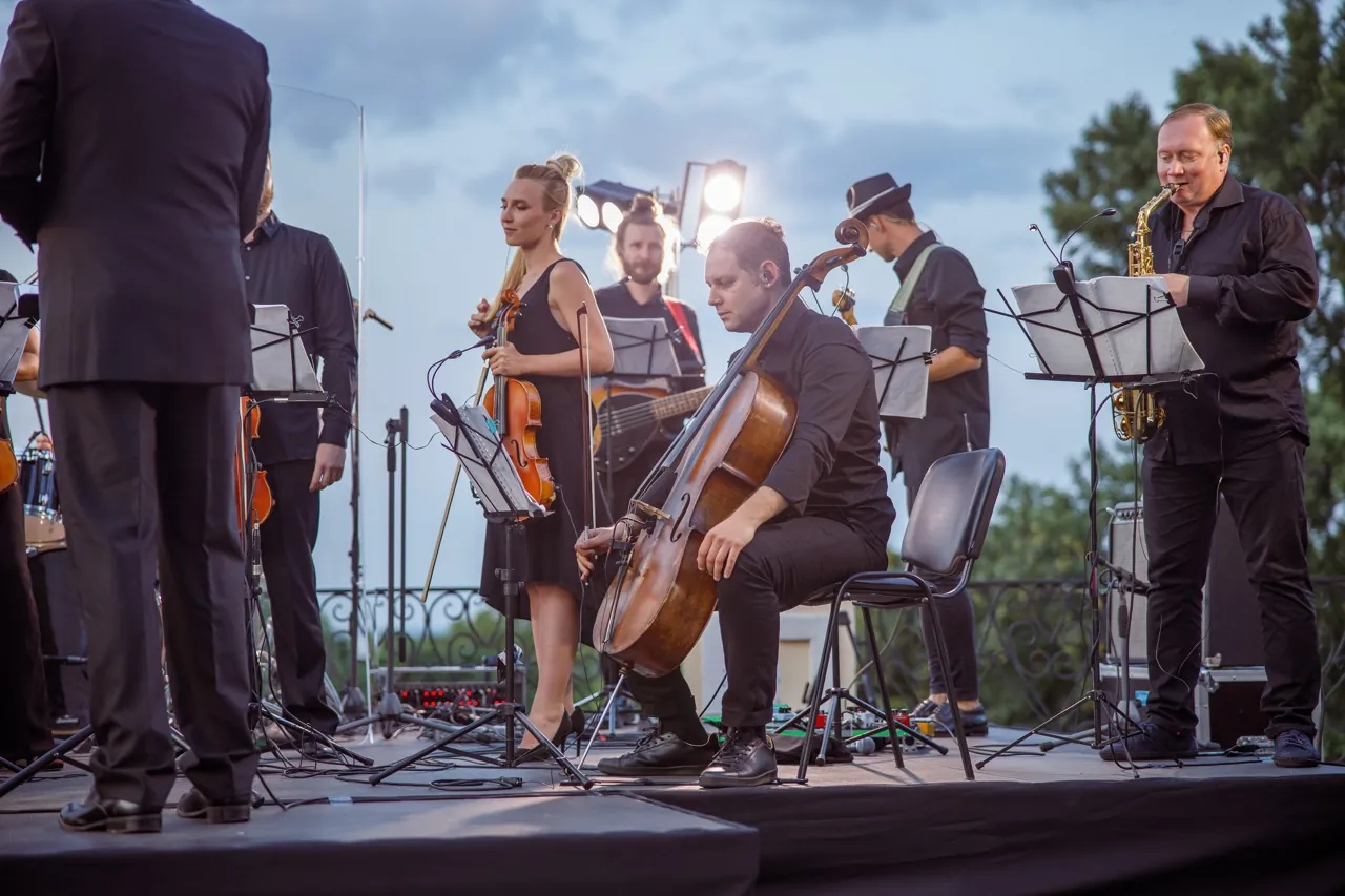 Musikerinnen und Musiker spielen auf einer Firmenveranstaltung im Freien
