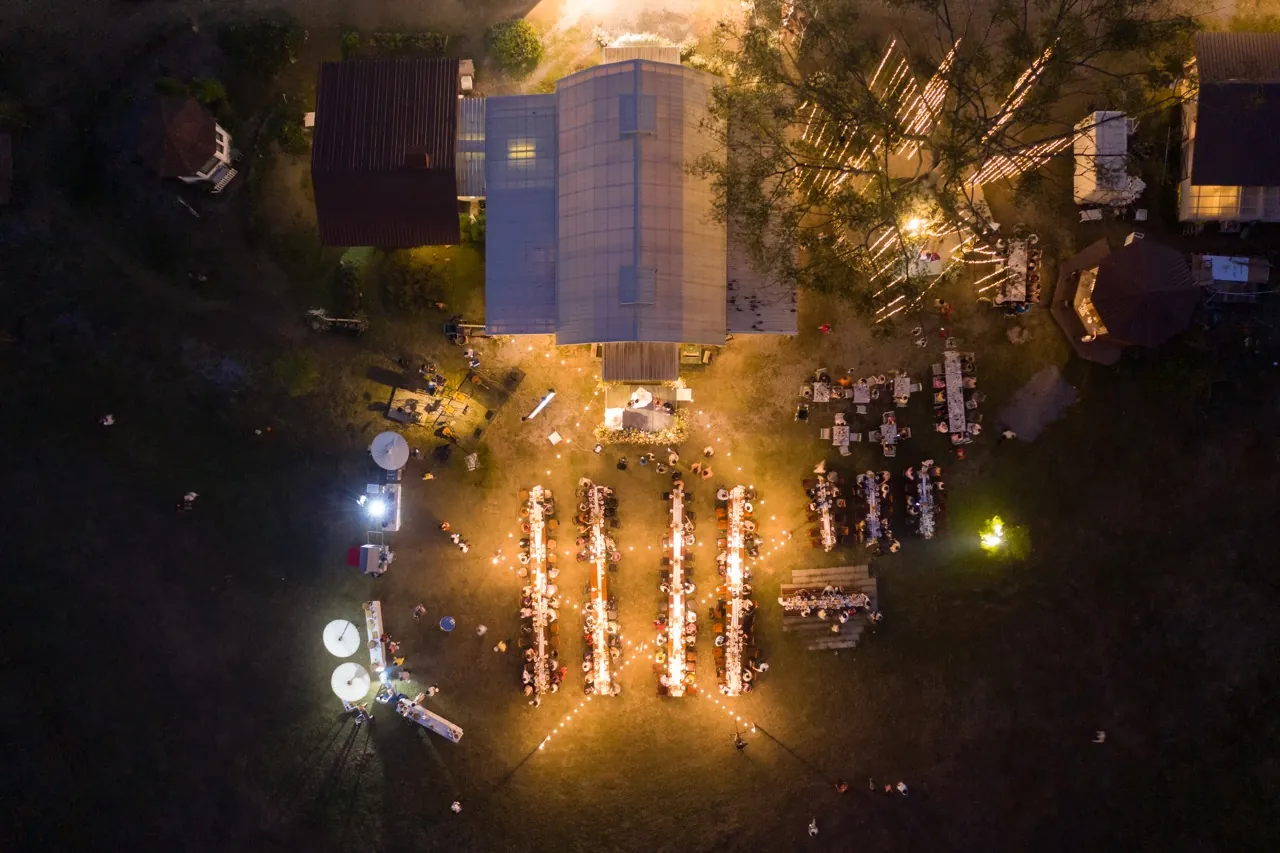 Luftaufnahme einer abendlichen Firmenveranstaltung mit langen Tafeln in Hamburg